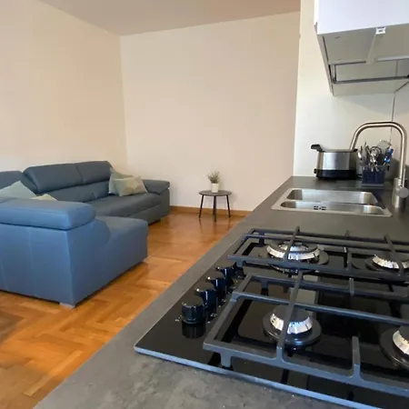 The Little Duck - Modern With Balcony Apartment Como