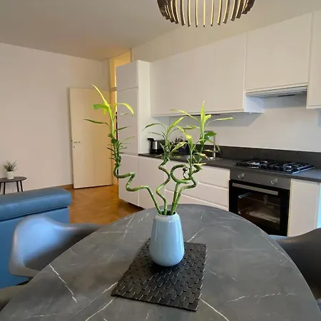 The Little Duck - Modern With Balcony *
