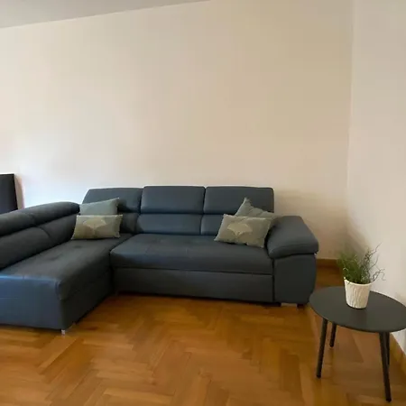 The Little Duck - Modern With Balcony Apartment