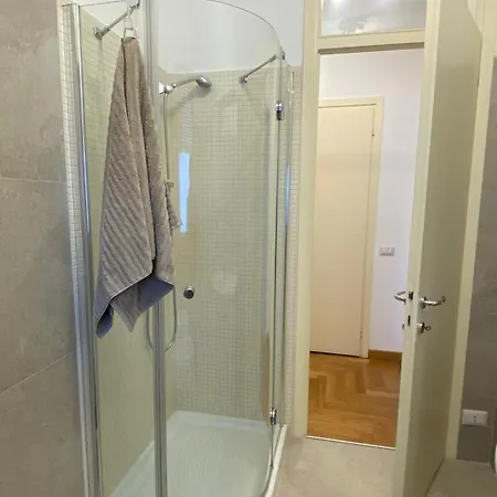 The Little Duck - Modern With Balcony Apartment Como