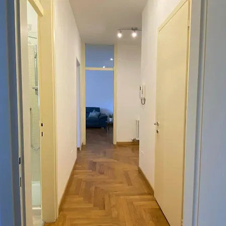 The Little Duck - Modern With Balcony Como