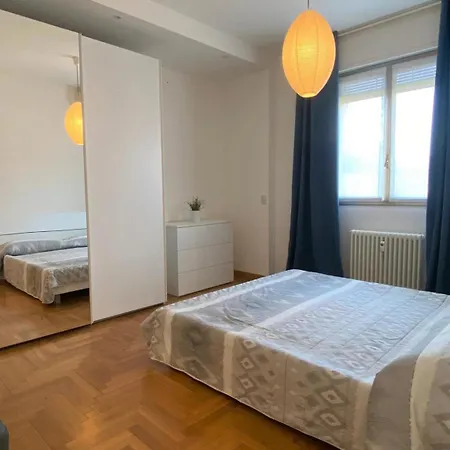The Little Duck - Modern With Balcony Apartment *
