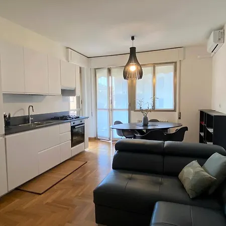 The Little Duck - Modern With Balcony Apartment Como