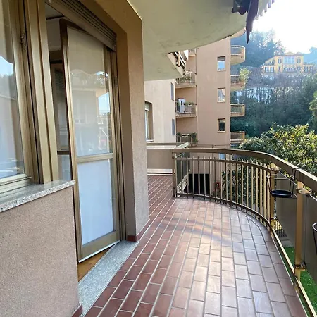The Little Duck - Modern With Balcony Apartment