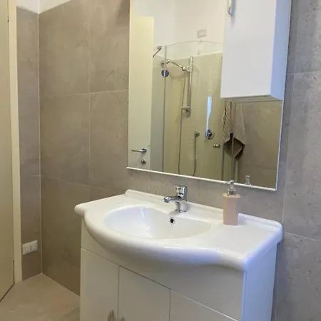 Apartment The Little Duck - Modern With Balcony Como